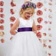 Klassisches Dolly-Kleid – Weiß – Schärpe in der Farbe nach Wahl