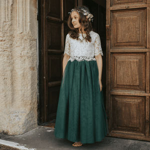 bridesmaid wearing hunter green skirt and lace top